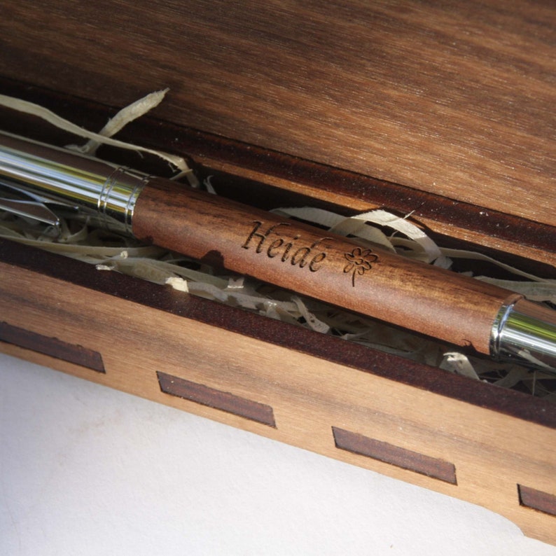 Personalisierter Füller und Holzkästchen aus Nussbaumholz Bild 3