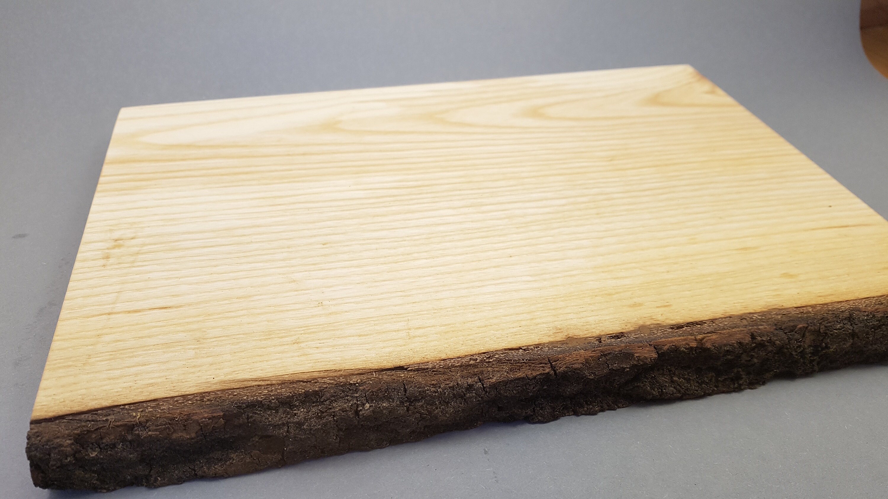 Tabla de cortar hecha de madera de fresno con corteza y Etsy