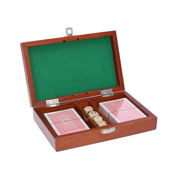 Spielbox aus Holz mit Karten und Würfel