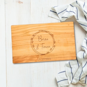 Schneidebrett aus Kirschholz personalisiert als persönliches Geschenk