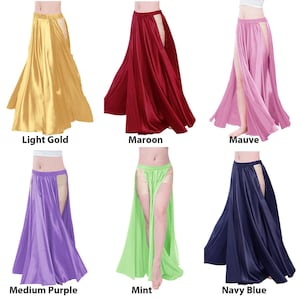 Puede incluir: Seis faldas largas de satén fluido de diferentes colores con una abertura alta en el lateral. Los colores son dorado claro, granate, malva, morado medio, menta y azul marino.