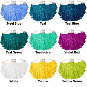 Op de afbeelding: Negen verschillende kleuren satijnen rokken met meerdere lagen. De kleuren zijn staalblauw, teal, tealblauw, tealgroen, turquoise, violetrood, wit, geel en geelgroen.
