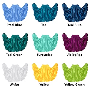 Puede incluir: Nueve faldas circulares de satén de diferentes colores con bordes con volantes. Los colores son azul acero, verde azulado, azul verdoso, verde azulado, turquesa, rojo violeta, blanco, amarillo y verde amarillo.