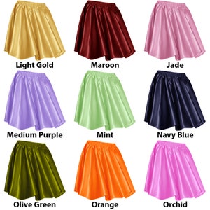 Puede incluir: Nueve faldas cortas de satén de diferentes colores. Los colores son dorado claro, granate, jade, morado medio, menta, azul marino, verde oliva, naranja y orquídea.