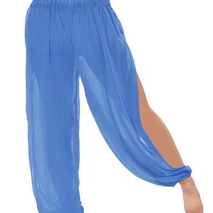 Könnte beinhalten: Hellblaue Haremshose aus einem transparenten, fließenden Stoff. Die Hose hat ein weites Bein-Design mit einem Seitenschlitz und einem elastischen Bund. Die Knöchelbündchen sind gerafft.