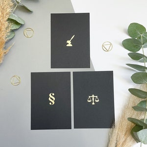 Postkarte Schwarz/Gold - Juristische Symbole, Gerechtigkeitswaage, Pharagraph, für Anwälte, Jurastudenten, Rechtswissenschaften, Jura