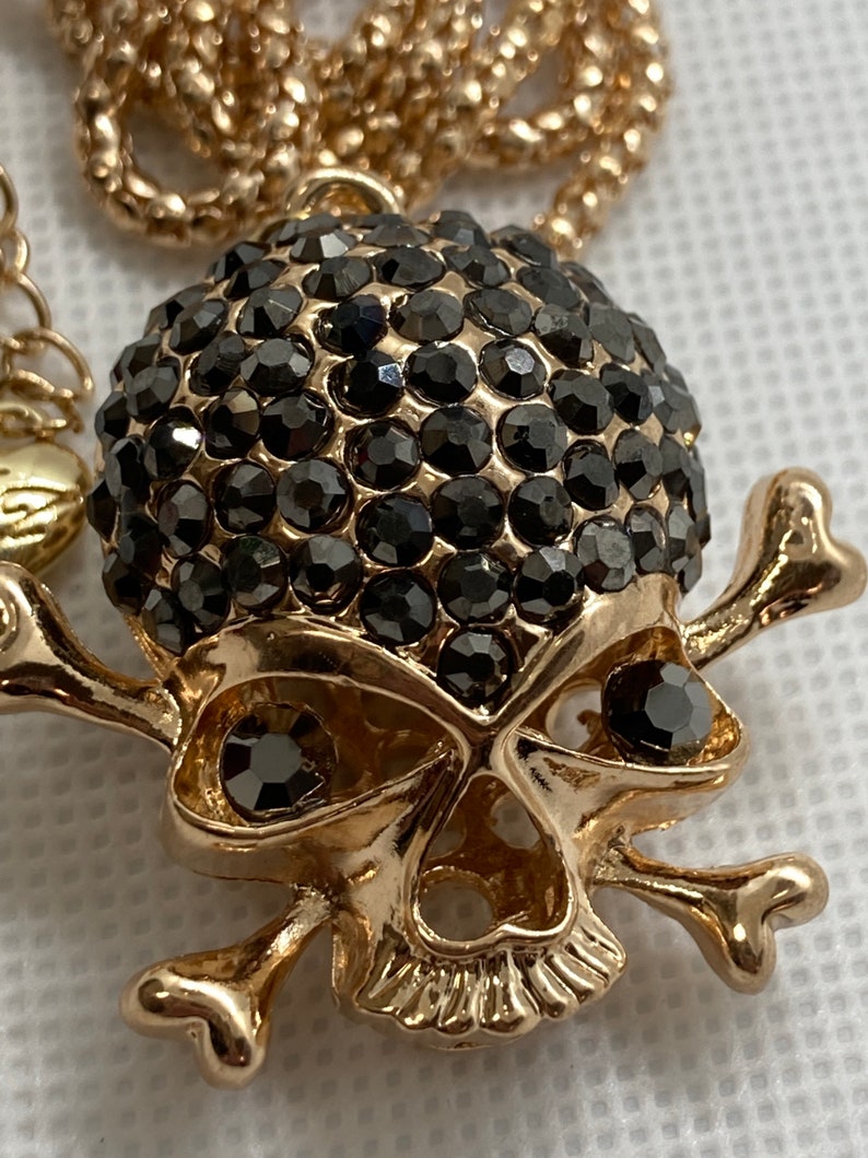 Betsey Johnson skull pendant necklace