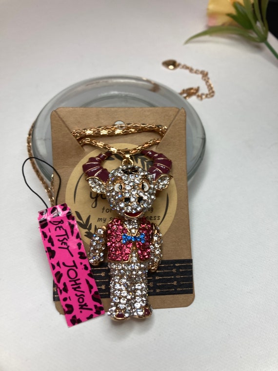 Collana pendente vintage estremamente rara con mucca sopra la luna di Betsey Johnson, primi anni 2000 Collezione Heavens to Betsey - Italia