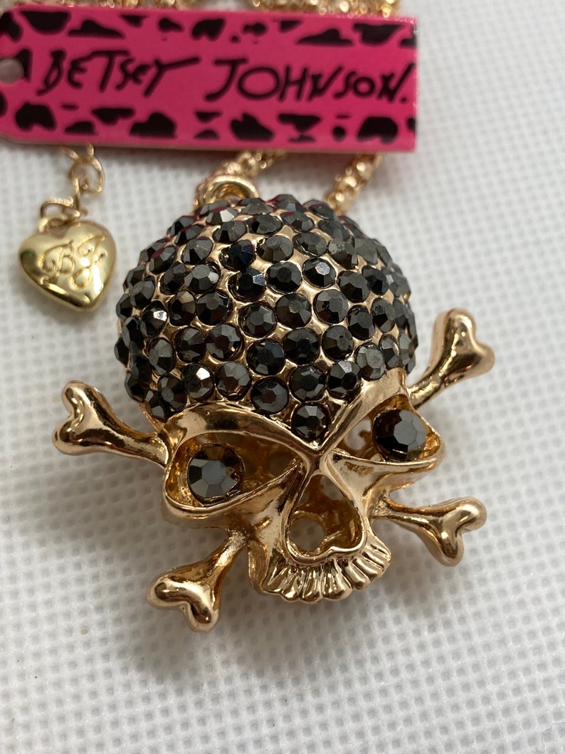 Betsey Johnson skull pendant necklace