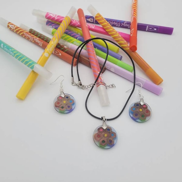 Boucles, collier ou parure crayon et résine époxy. Cadeau maîtresse idéal