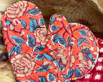 Block Printed Oven Mitt and Pot Holder Set: Quilted Cotton Kitchen Decor