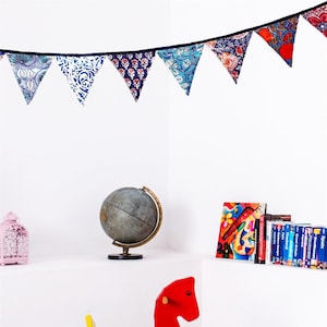 Decorazione per feste, all' aperto e al chiuso. Bandierine decorative per bambini e adulti, in cotone tinto a mano.