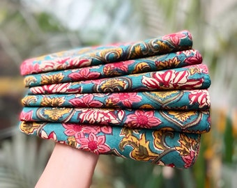 Set di 6 tovaglioli in cotone stampati con block print sui toni dei verdi.