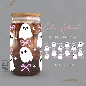 Op de afbeelding: Een heldere glazen beker in blikvorm met een houten deksel, versierd met witte spookillustraties, roze strikken en sterren. De tekst "Cute Ghost" is in roze geschreven. De beker bevat ongeveer 473 ml.