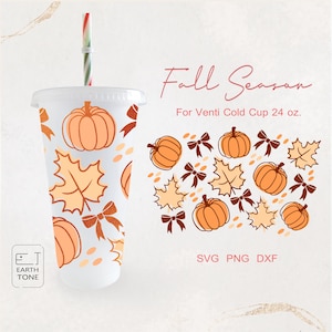 Pode incluir: Um copo frio Venti transparente com tampa e canudo, decorado com abóboras laranja, folhas de outono e laços. O texto "Fall Season" está escrito em fonte cursiva. O copo é para 710 ml.