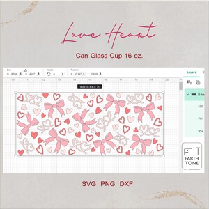 Pode incluir: Um design digital para uma caneca de vidro de 16 on&ccedil;as com um padr&atilde;o de cora&ccedil;&otilde;es e la&ccedil;os rosa e vermelhos. O design &eacute; rotulado como "Love Heart" e est&aacute; dispon&iacute;vel nos formatos SVG, PNG e DXF.