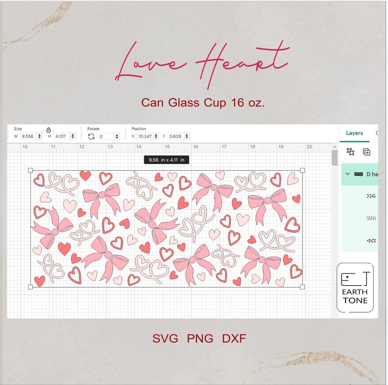 Pode incluir: Um design digital para uma caneca de vidro de 16 on&ccedil;as com um padr&atilde;o de cora&ccedil;&otilde;es e la&ccedil;os rosa e vermelhos. O design &eacute; rotulado como "Love Heart" e est&aacute; dispon&iacute;vel nos formatos SVG, PNG e DXF.