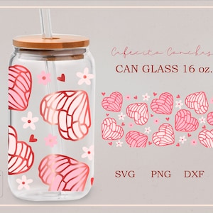 May include: A clear glass can with a bamboo lid and a straw. The can has a pink and red heart pattern with a white flower design. The can is 16 oz. and says "Cafecita Conchas CAN GLASS 16 oz."