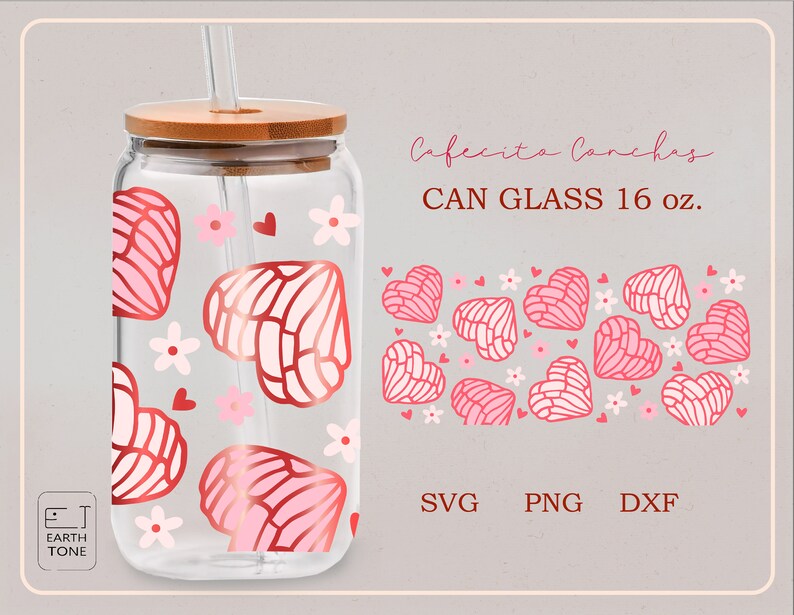 May include: A clear glass can with a bamboo lid and a straw. The can has a pink and red heart pattern with a white flower design. The can is 16 oz. and says "Cafecita Conchas CAN GLASS 16 oz."