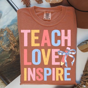 Shirt voor leraar png, vintage Teach Love Inspire Design, preppy retro Teacher Appreciation Coquette Back to school sublimatie digitaal bestand