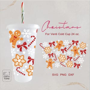 Puede incluir: Un vaso frío Venti de plástico transparente con tapa y pajita a rayas de bastón de caramelo. La taza está decorada con hombres de jengibre naranja, lazos rojos, copos de nieve blancos y bastones de caramelo. La palabra "Christmas" está escrita en rosa.