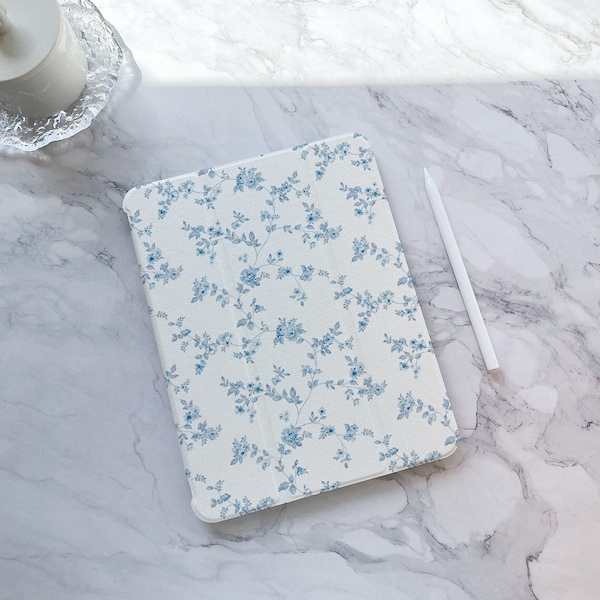 Jolies fleurs sur une coque pour iPad à fleurs bleu clair, iPad Air 5, iPad 10 10,9 pouces 2022 iPad Pro 12,9 pouces 2021 Pro 11 pouces 2022 Étui pour iPad mini 6, housse pour iPad