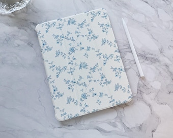 Jolies fleurs sur une coque pour iPad à fleurs bleu clair, iPad Air 5, iPad 10 10,9 pouces 2022 iPad Pro 12,9 pouces 2021 Pro 11 pouces 2022 Étui pour iPad mini 6, housse pour iPad