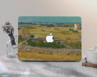 Könnte beinhalten: Eine Laptop-Hülle mit einem Landschaftsgemälde, das ein gelbes Feld, einen blauen Himmel und ein weißes Apple-Logo zeigt. Das Kunstwerk zeigt eine ländliche Szene mit Häusern und einer Person, die auf dem Feld arbeitet.