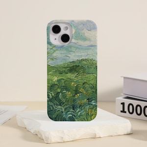 Puede incluir: Una funda para teléfono con una pintura de paisaje verde y azul. La pintura está en el estilo de Vincent van Gogh. La funda tiene un recorte para el objetivo de la cámara.