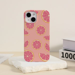 Könnte beinhalten: Eine rosa Handyhülle mit einem Muster aus rosa Grapefruit-Scheiben. Die Hülle hat einen Ausschnitt für die Kamera.