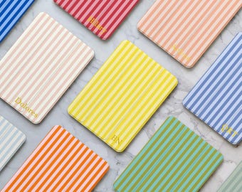 Etui na iPada z inicjałami i uchwytem na ołówek, pasuje do modeli iPad Air 7/6, iPad Pro 11/13, iPad 10/9, iPad Mini 6/7 w paski, akcesorium na prezent do iPada