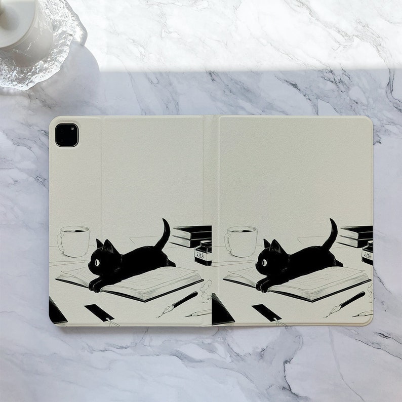 Katze liegend auf Buch iPad Case, iPad Air 5 iPad 10 10,9 Zoll 2022 iPad Pro 12.9'' 2021 Pro 11 Zoll 2022 iPad mini 6, iPad 9/8/7, Cute iPad Cover Bild 4