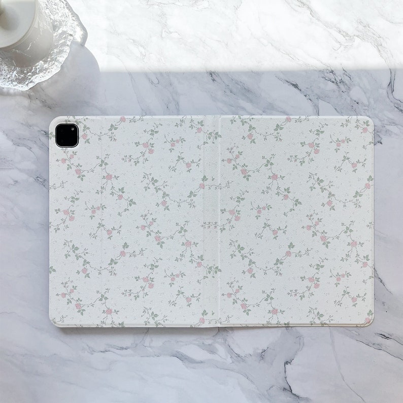 Pretty flowers on light pink floral iPad case, iPad Air 5 iPad 10 10.9 2022 iPad Pro 12.9'' 2021 Pro 11 2022 iPad mini 6 case, iPad cover zdjęcie 4