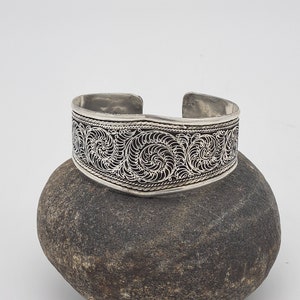 Ethno Armband, großes Boho Silber Armband, filigraner Armreif, nepalesisches Armband, Tribal Armband mit offener Manschette, Geschenk für sie