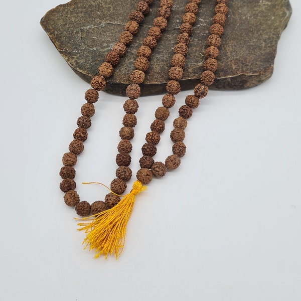 Mala Rudraksha rocailles met helder oranje kwastje, meditatie yoga mala 108+1 gebedskralen 8 mm