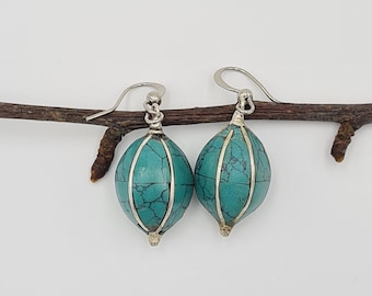 Pendientes étnicos de turquesa, forma ovalada geométrica, joyería nepalesa, pendientes llamativos de estilo bohemio artesanal.