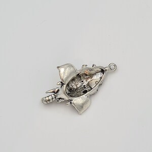 Op de afbeelding: Zilveren bedel in de vorm van een olifant met een gedetailleerd ontwerp. De bedel heeft een lus aan de bovenkant om aan een armband of ketting te bevestigen.
