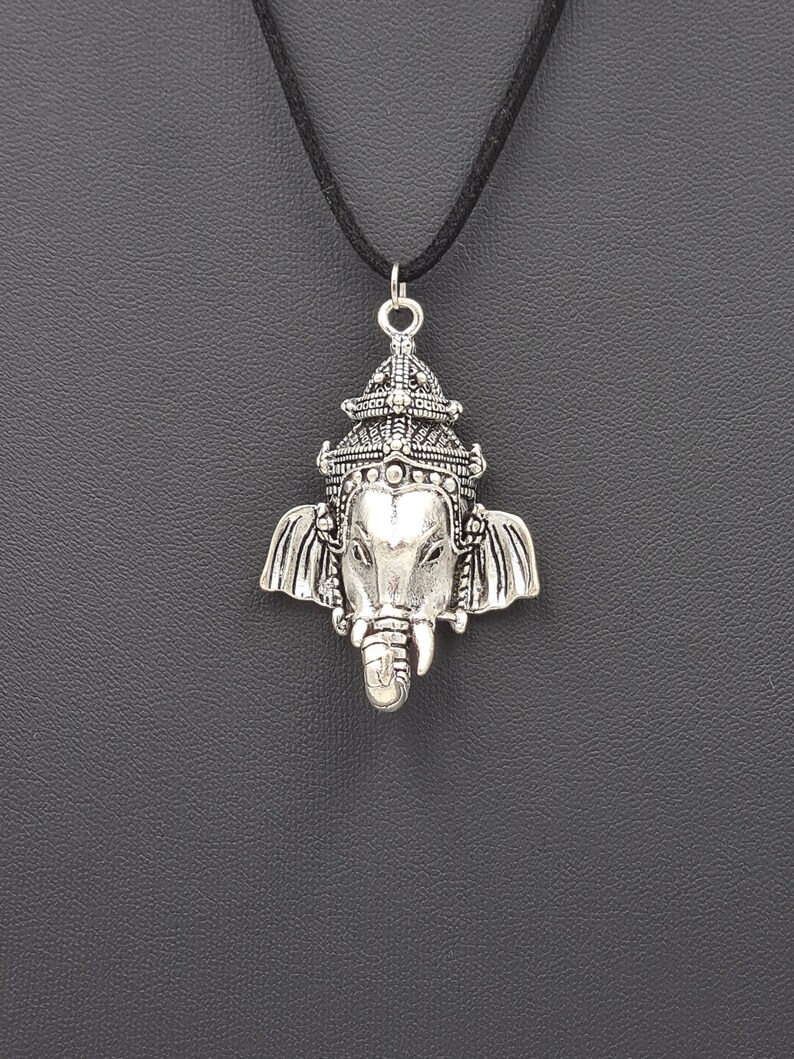 Op de afbeelding: Zilveren ketting met hanger met een gedetailleerd olifantenhoofd met een kroon. De ketting heeft een zwart koord.