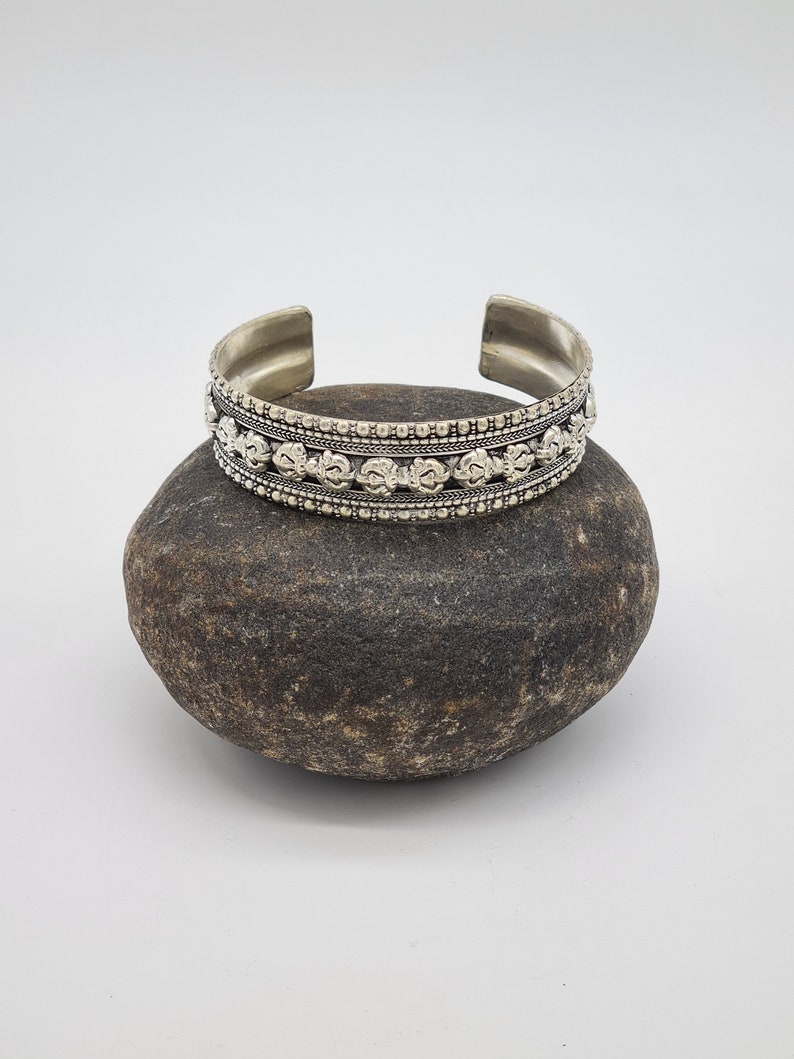 Großes Boho Silber Armband Armreif, Tibetsilber, nepalesisches Armband, Stammes ethnisches Armband mit offener Manschette, Boho-Stil, Geschenk für sie Bild 6