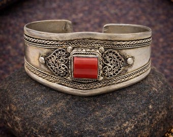Brazalete de plata nepalí, brazalete llamativo de coral rojo, pulsera bohemia de estilo tibetano, joyería étnica hecha a mano, brazalete ancho.