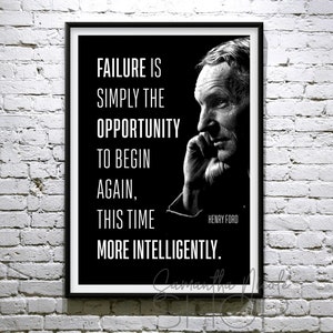 Può includere: Un poster motivazionale in bianco e nero con una citazione di Henry Ford: "Il fallimento è semplicemente l'opportunità di ricominciare, questa volta in modo più intelligente."