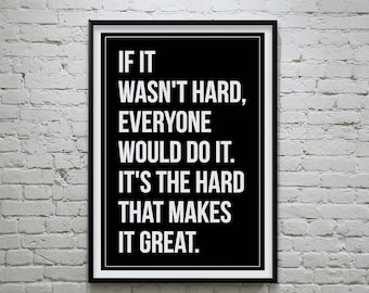 Könnte beinhalten: Schwarz-weißes Motivationszitat-Poster mit dem Text "IF IT WASN'T HARD, EVERYONE WOULD DO IT. IT'S THE HARD THAT MAKES IT GREAT."