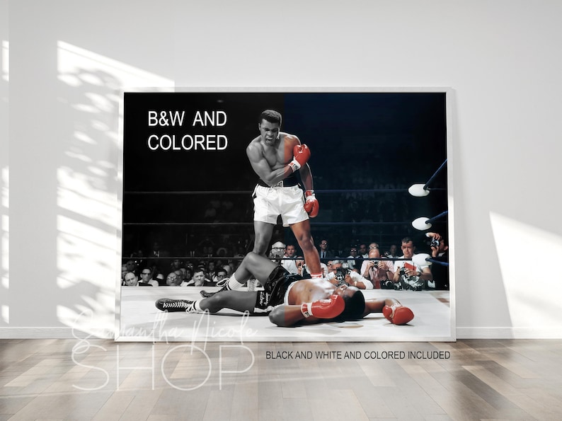 Puede incluir: Foto en blanco y negro y en color de un combate de boxeo. Un boxeador con pantalones cortos blancos y guantes rojos se encuentra sobre un boxeador que est&aacute; en el suelo. El texto "B&W AND COLORED" est&aacute; en la parte superior de la imagen. "BLACK AND WHITE AND COLORED INCLUDED" est&aacute; en la parte inferior de la imagen.