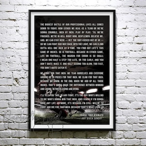 Può includere: Un poster motivazionale in bianco e nero con un giocatore di football americano sullo sfondo. La citazione recita: "La battaglia più grande delle nostre vite professionali si combatte oggi. O ci rimettiamo in sesto come squadra o crolleremo, pollice per pollice, giocata dopo giocata, finché non finiremo. Siamo all'inferno in questo momento, signori, credetemi. E possiamo restare qui - farci pestare a sangue - oppure possiamo combattere per tornare alla luce. Possiamo uscire dall'inferno un pollice alla volta. Scopri che la vita è questo gioco di pollici, così come il football americano. Perché in entrambi i giochi, la vita o il football americano, il margine di errore è così piccolo. Intendo un mezzo passo troppo tardi, o troppo presto, e non ci arrivi. Mezzo secondo troppo lento, troppo veloce, non lo prendi. Combattiamo per quel pollice. Ci laceriamo noi stessi e tutti quelli intorno a noi in pezzi per quel pollice. Ci aggrappiamo a quel pollice. Perché sappiamo che, alla fine, quando sommiamo tutti quei pollici, questo farà la differenza tra vincere e perdere. Tra vivere e morire. Vi dirò questo in qualsiasi combattimento, è il tipo che è disposto a morire quello che vincerà quel pollice, e so che se devo avere un'altra vita, è perché sono ancora disposto a combattere e morire per quel pollice. Perché questo è vivere. Coach Tony D'Amato Ogni Domenica."