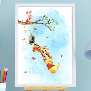 Könnte beinhalten: Eine Aquarell-Illustration von Winnie Puuh und Tigger. Tigger hängt kopfüber an einem Baumzweig und hält sich an einer Reifenschaukel fest. Winnie Puuh steht am Boden und schaut zu Tigger auf. Es fliegen Schmetterlinge und Bienen um sie herum.