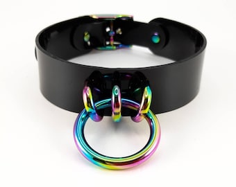 Naszyjnik-obroża w kolorze tęczowej czerni z kółkiem typu O-ring ze skóry wegańskiej z PVC
