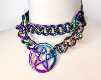 Ras de cou chaîne gothique irisé pentagramme arc-en-ciel avec col martingale en cuir végétalien noir ou transparent, vinyle PVC