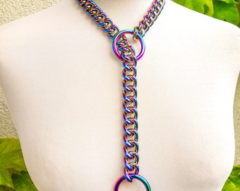 Collar de cadena de metal anodizado con diseño de arcoíris iridiscente