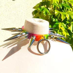 Rainbow vegan leren halsband met spikes: zilveren O-ring choker met spikes