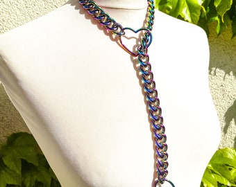 Collar de cadena metálica anodizada Rainbow Slipchain con anillos de corazón